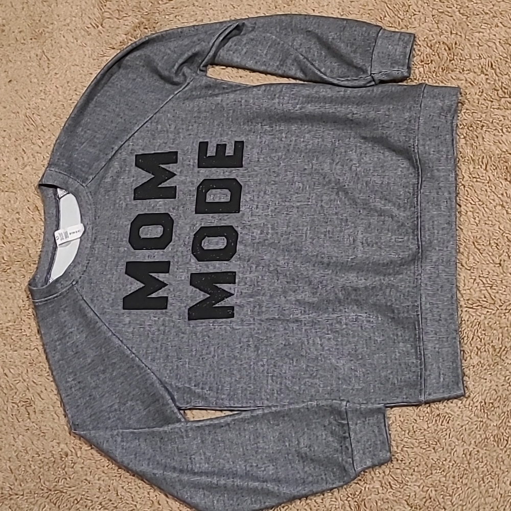 B Pullover with "MOM MODE" saying